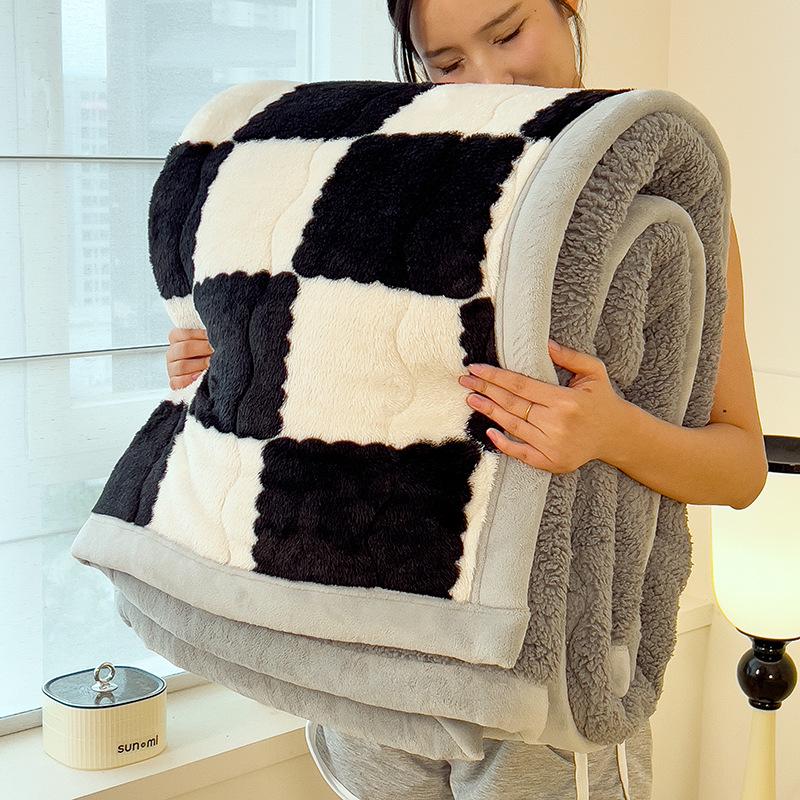 Checkerboard Double-Sided Fleece Blanket for Car, Sofa, Camping – Autumn/Winter Thickened