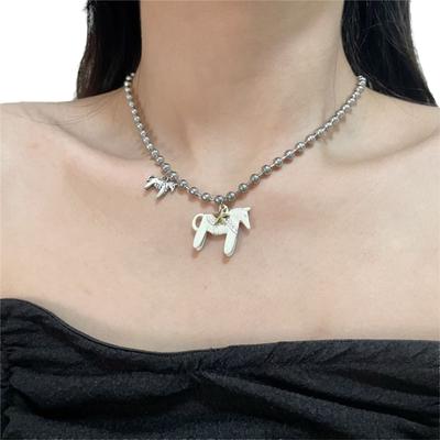 Lustiger versilberter Pferdeanhänger Halskette Legierung Schwarzes Choker Halskette Weißes Hot Pink Emaille Anhänger Halskette Perlen Halskette