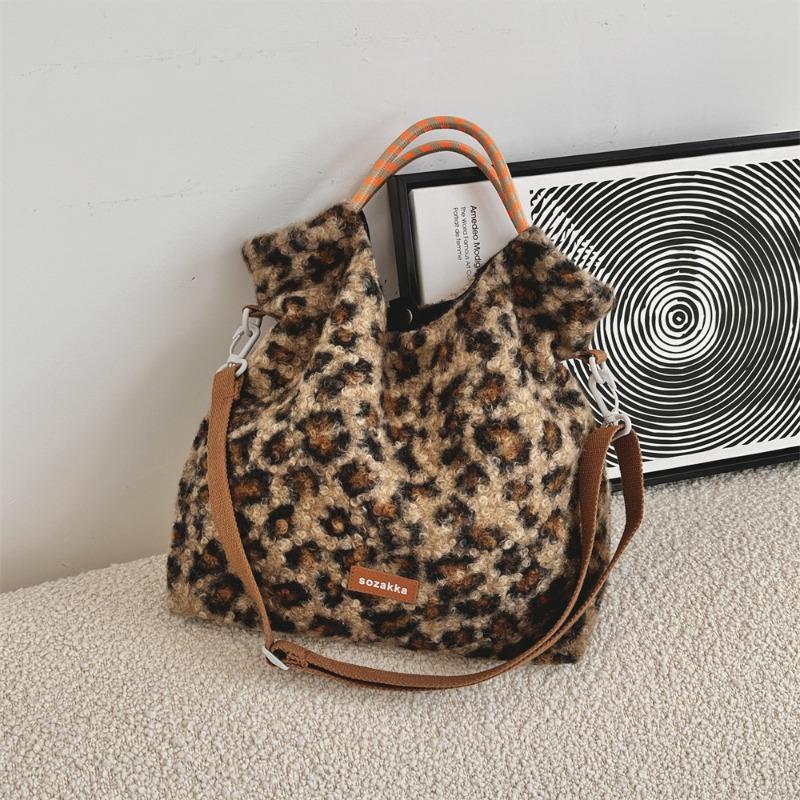 11 Retro Herbst- und Wintermode Gestreifte Plüsch Studentenhandtasche Große Kapazität Schulter Umhängetasche