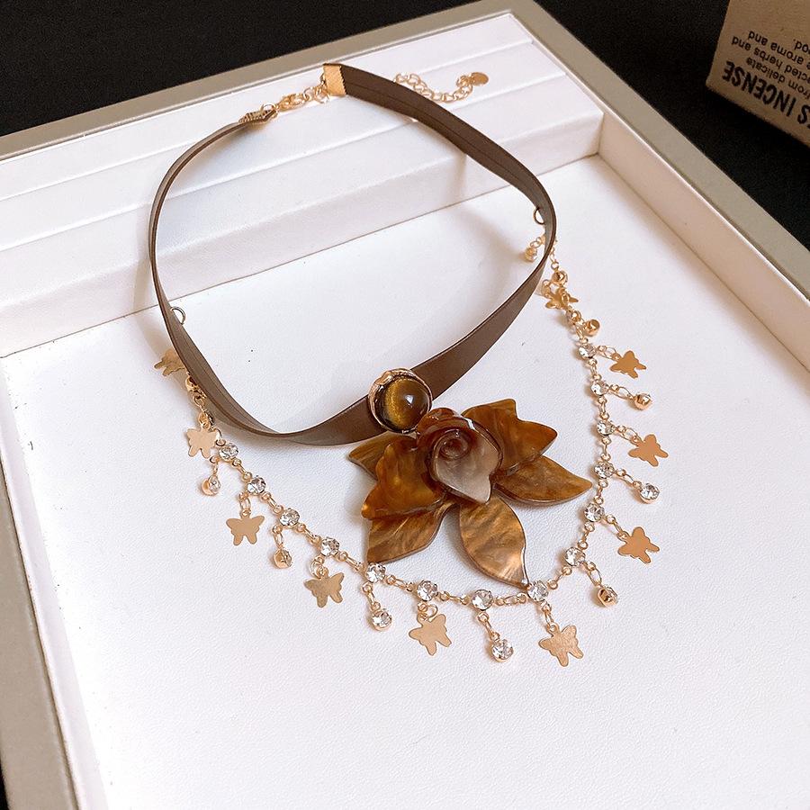 Diamond butterfly multi-layer flower pendant necklace light luxury high sense collarbone chain vintage medieval fashion item