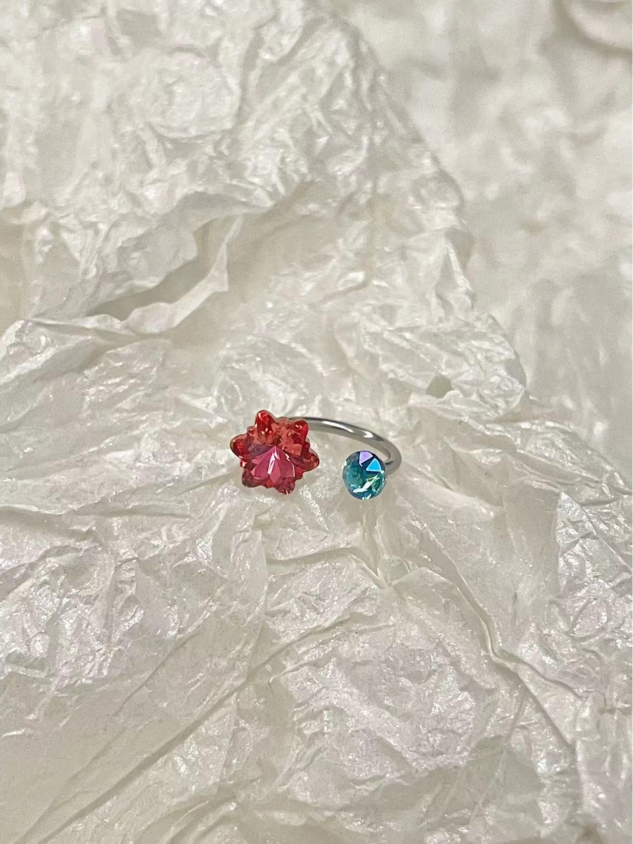 

Яркие серьги-снежинки с бриллиантами и эффектное титановое кольцо в форме подковы с U-образными гвоздиками в виде улитки и ушных косточек — милый и стильный стиль.