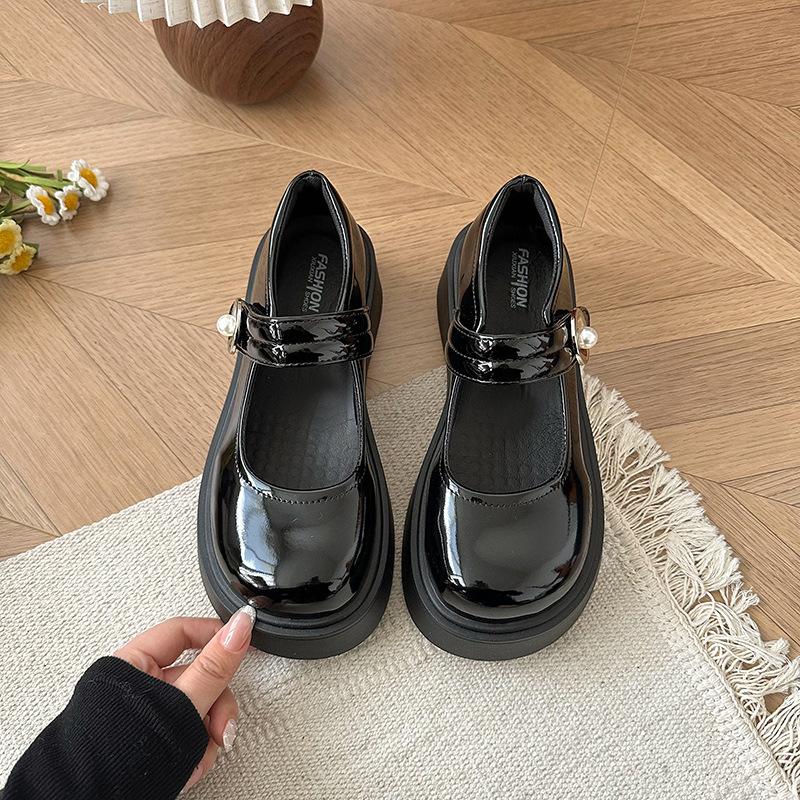 Black muffin platform small leather shoes women's 2025 summer new retro French heightening skirt Mary Jane single shoes