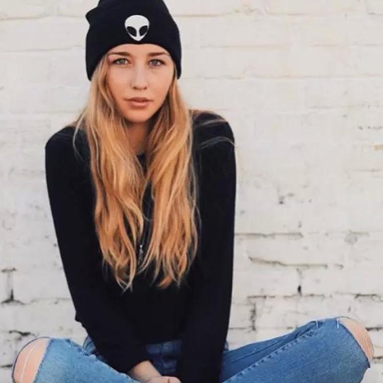 Modische Winter Neue Damen Überziehmütze Koreanischer Stil Alien Stickerei Street Dance Warmes Paar Strickmütze