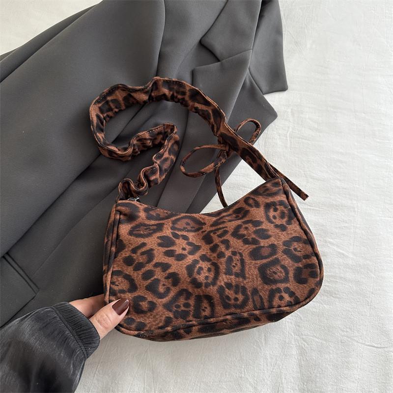 

Fashionable Mid-soft Crescent Shoulder Bag For Women Perfect For Fall Seasonal Trends коричневий