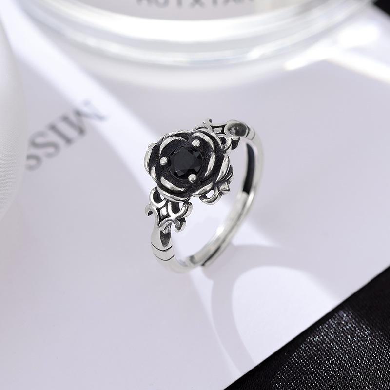 

Кольцо Banyan Tree S925 Silver Punk Rose Flower для женщин - темный, крутой, простой стиль, аксессуар для указательного пальца Thai Silver; Adjustable opening