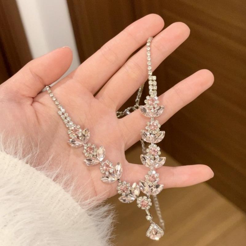 Court Style Diamond-encrusted Flower Stud Earrings Necklace, Sweet and Elegant Temperament, Versatile Jewelry Set, Light Luxury and High-end Jewelry.