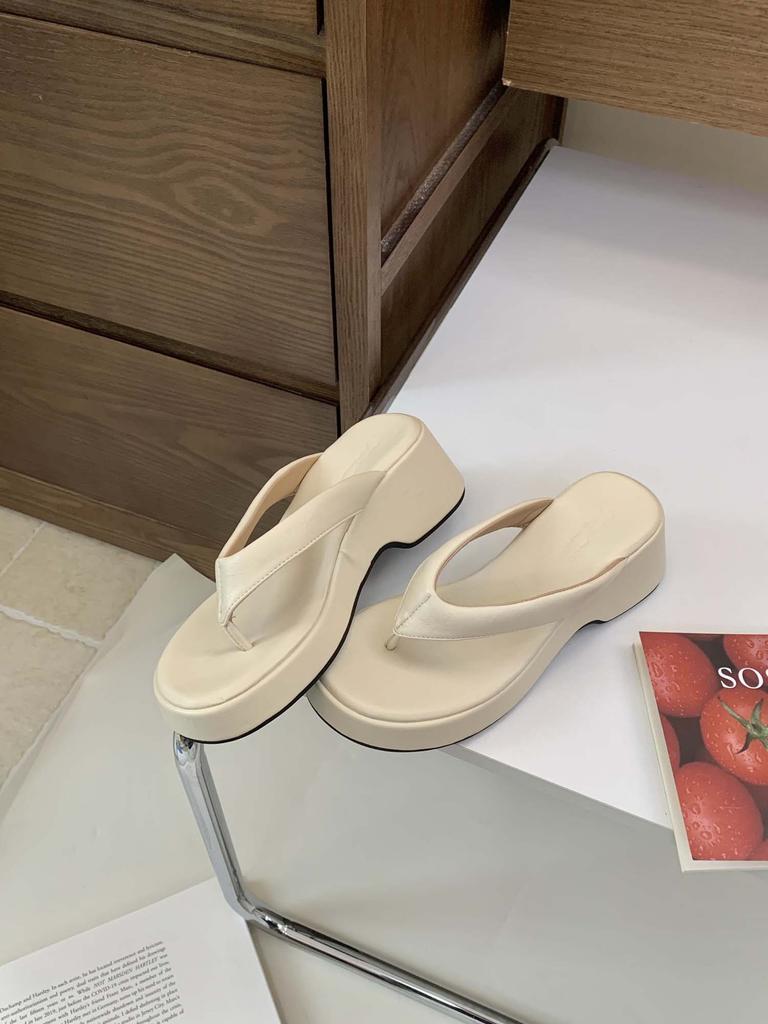 2025 summer new thick-bottomed slope heel pinch foot flip-flops Internet celebrity super fire not tired feet cool slippers women