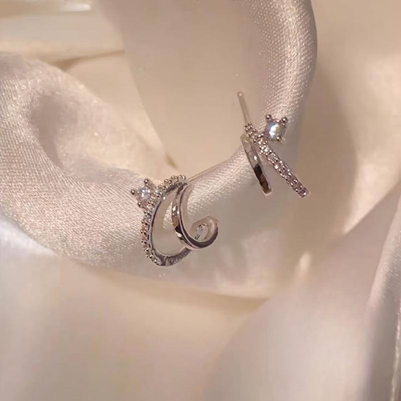 Luxurious and Elegant Double Claw Earrings, Exquisitely Designed for Birthday Gifts, Versatile Jewelry Pieces with Temperament and Earrings.