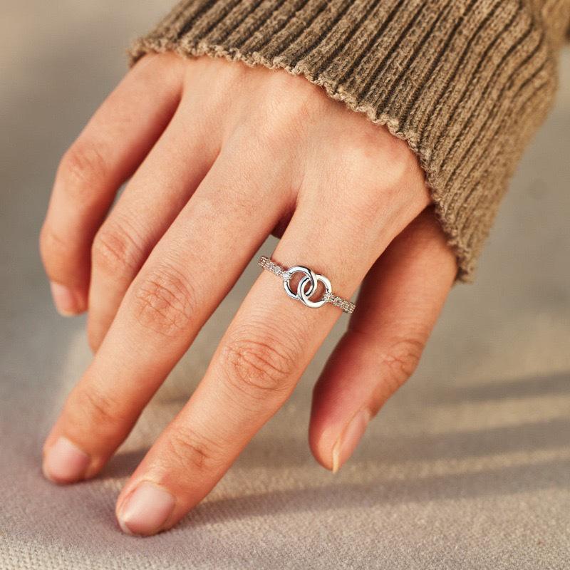 Elegant S925 Sterling Silver Zircon Ring - Women's Fashionable Interlocking Chain Design for Index Finger, European & American Style.