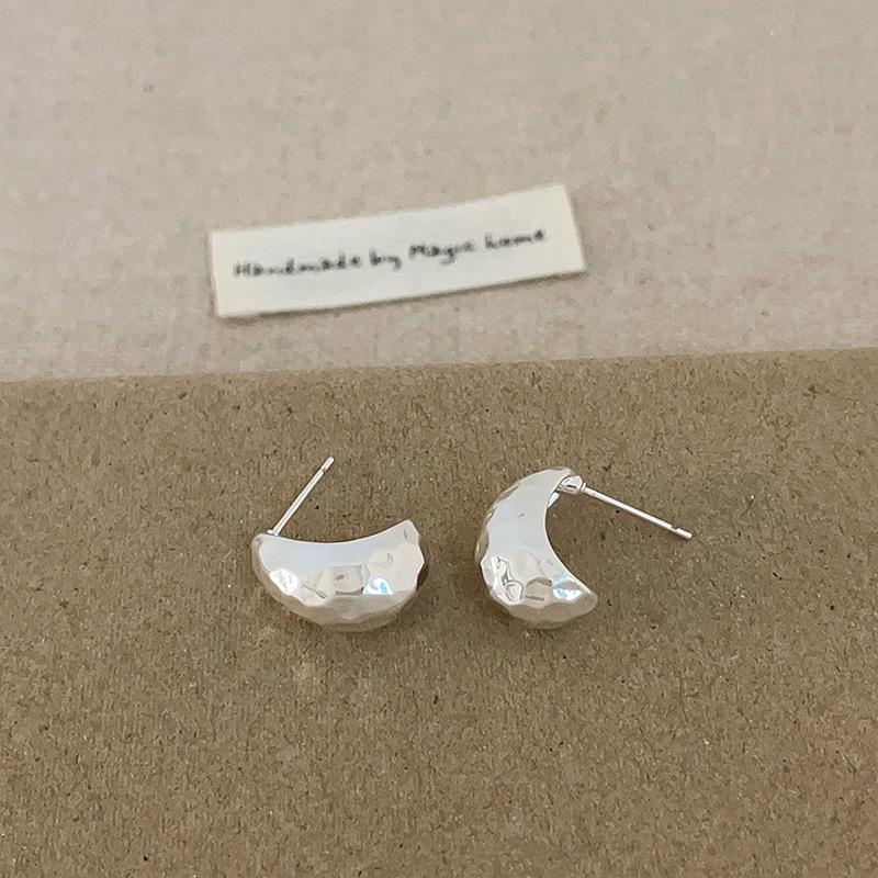 Exquisite High-End Textured Bean Metal Stud Earrings for Women: Versatile & Fashionable Accessories