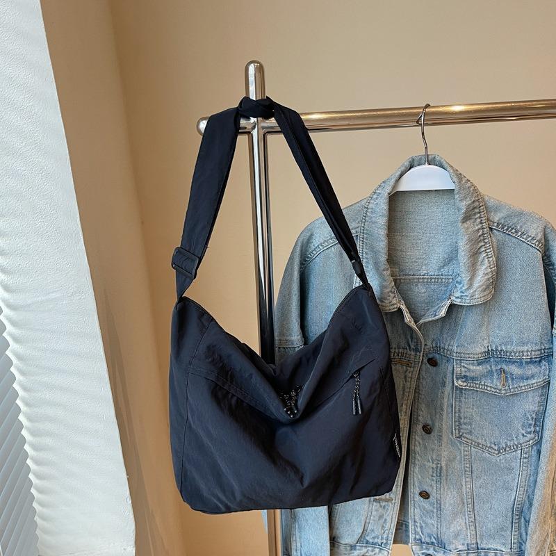 

Crossbody bag Women s Mori large-capacity lightweight solid-color mailman bag Men s Mori simple sports backpack Versatile shoulder bag чорний