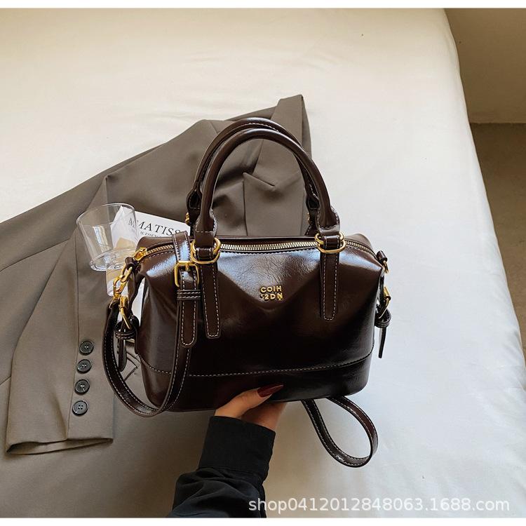 

Fashion retro portable pillow bag large capacity contrasting color commuter shoulder women s bag texture versatile Boston messenger bag темно-коричневого кольору