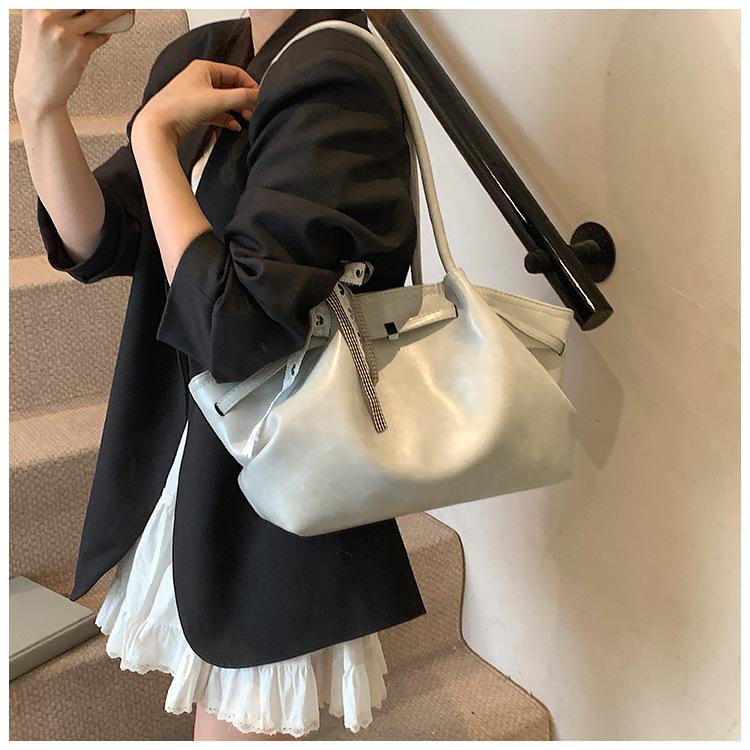 Large-capacity Commuter Underarm Bag, Simple, Fashionable and Versatile Texture, Premium Women's Shoulder Bag.