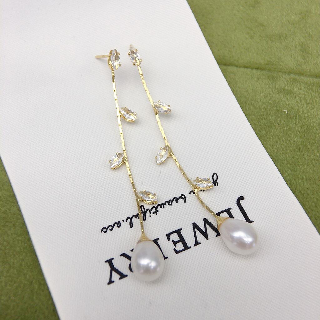 Water droplet shaped long natural pearl earrings make you look slimmer, willow leaf zircon elegant temperament, water droplet shaped pearl earrings