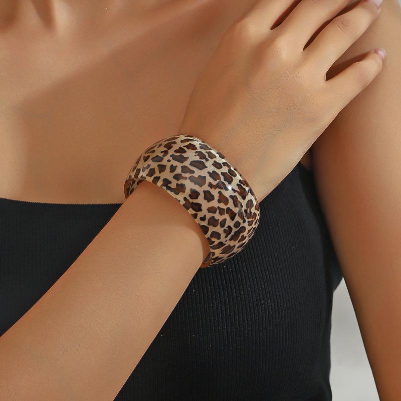 Ацетатный браслет с леопардовым принтом, С-образной формы - Смелый геометрический дизайн коричневый