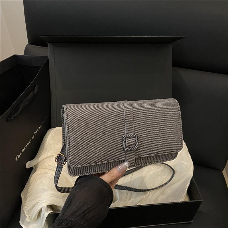 

Retro solid color simple small bag women s bag 2025 autumn and winter new casual Korean version messenger bag temperament small square bag