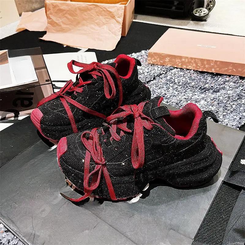 2025 Damen Ins Super Fire Strass Voll Diamant Riemen Lässige Burgunder Nische Design Hübsche Plateau-Sneakers Papa-Schuhe