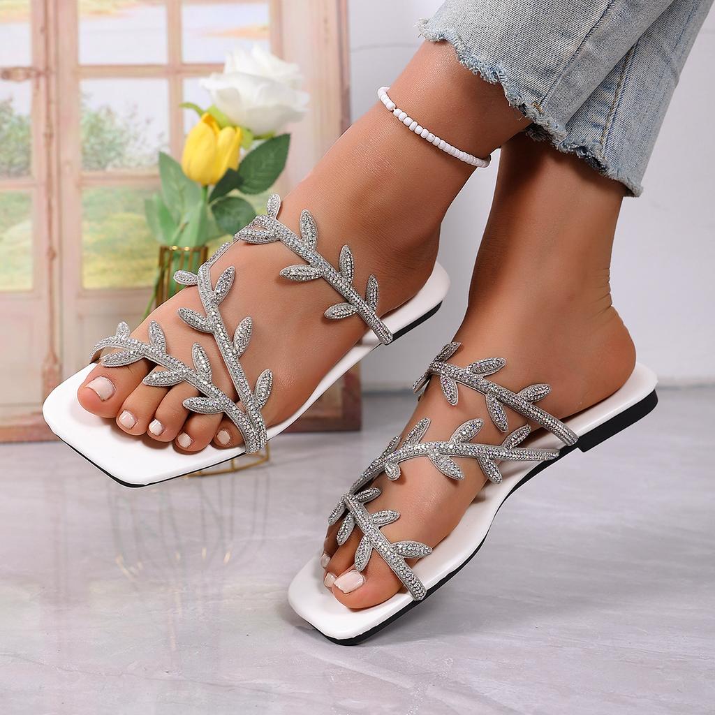 Plus-size Flat Shoes - Fashionable New Style Beach Flip-flops for Women