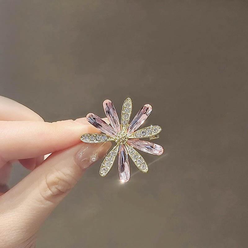 Elegant Cartoon Brooch: Women's High-End Cute Corsage Pin