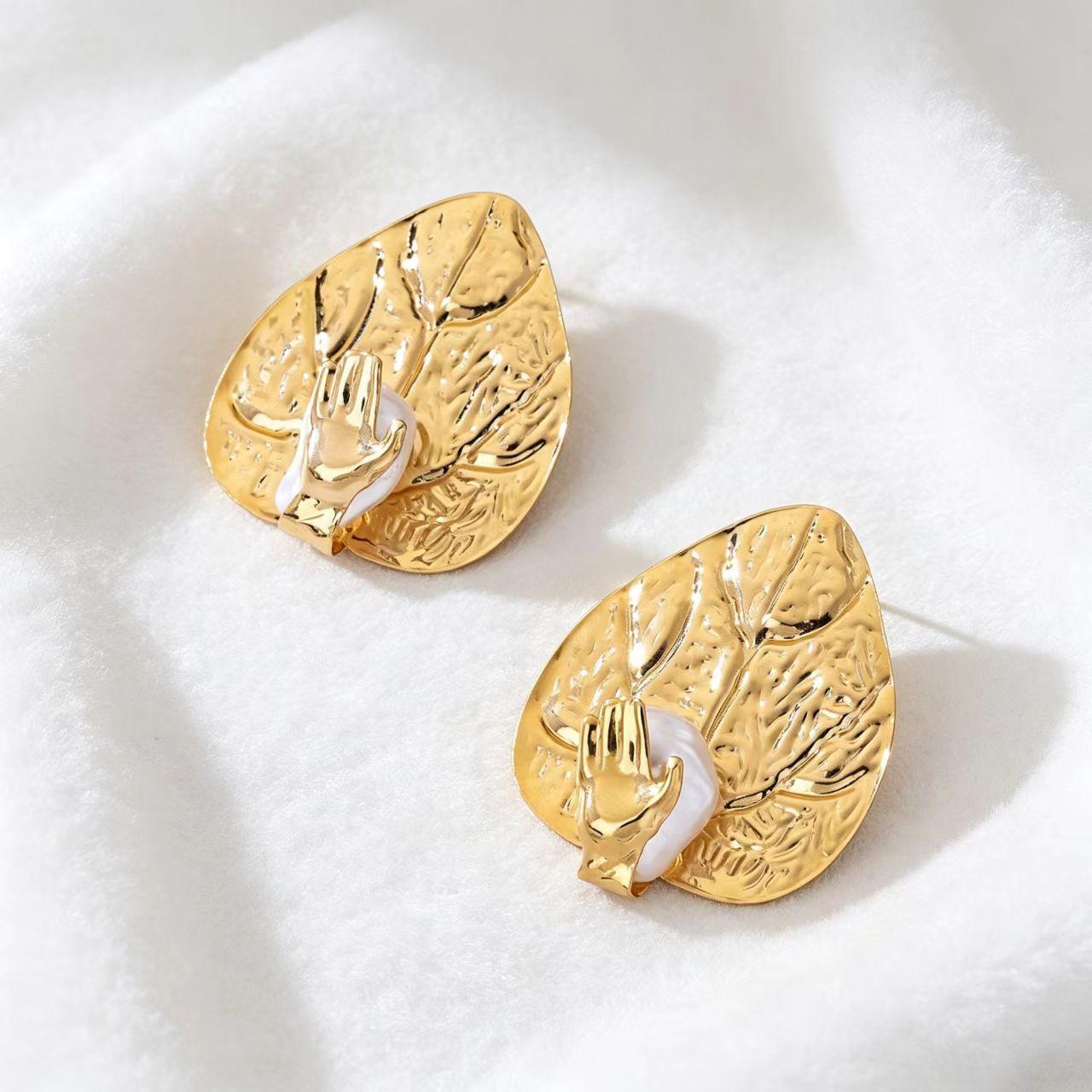 French Retro Big Pearl Stud Earrings, Niche Personality Three-dimensional Carved Lines Exquisite Retro Earrings золотисто-желтый