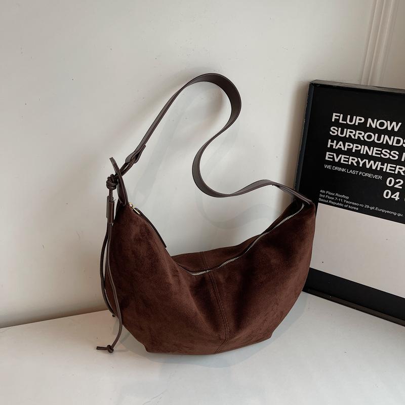 

Retro large-capacity handbag bag women s 2025 new matte texture shoulder messenger bag casual commuter tote bag темно-коричневого кольору