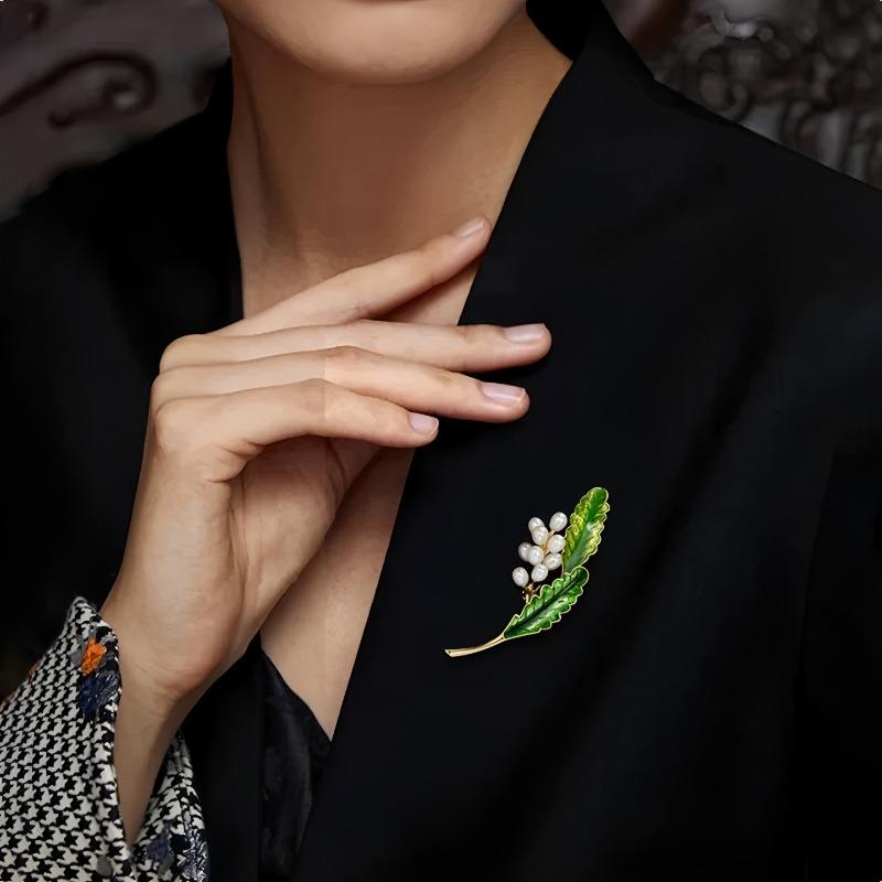 Retro Drop-style Oil-scented Gardenia Brooch, High-end Women's Elegant Pearl Brooch, Light Luxury Design Brooch