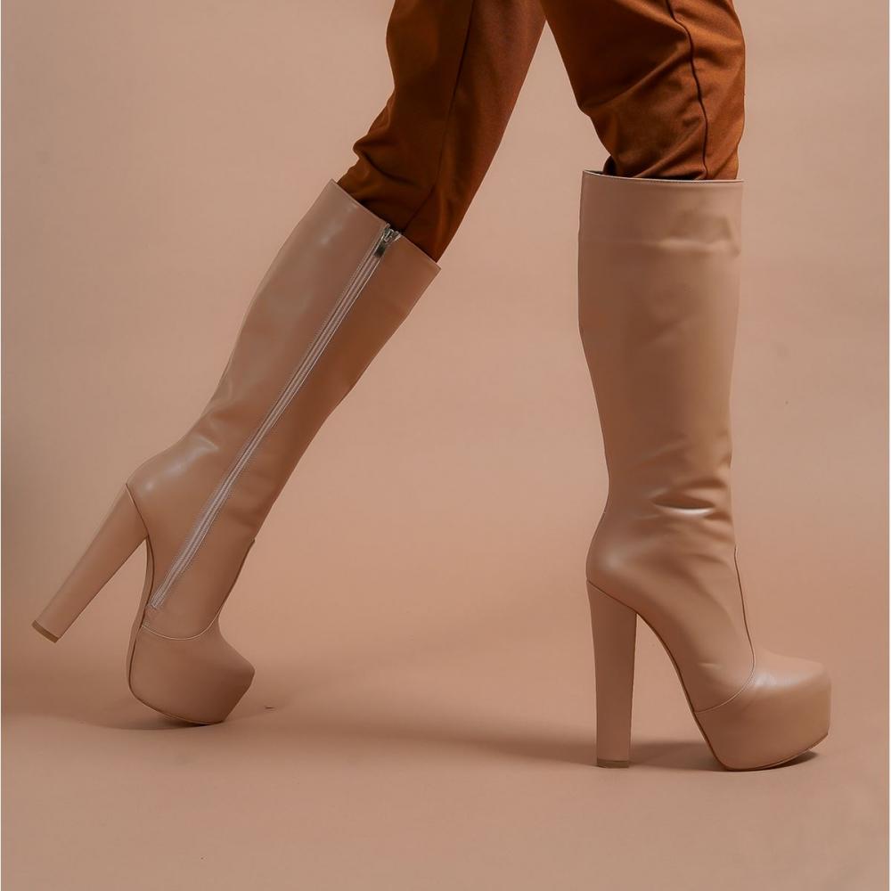 

Модные женские сапоги телесного цвета с застежкой-молнией на высоком каблуке