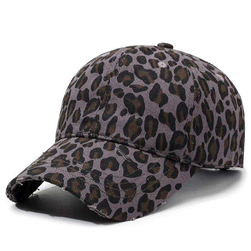 The full-pattern leopard-print distressed soft-brimmed baseball cap from Europe and America is perfect for travel outfits.
