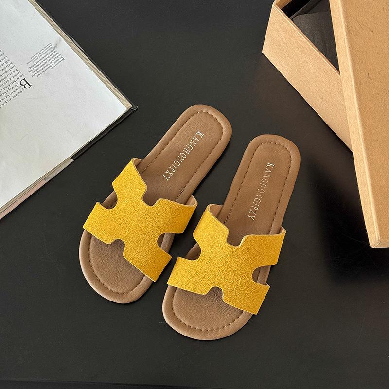 

Женские летние тапочки для улицы 2025 новые высококлассные мягкие сандалии на плоской подошве для пляжа модные сандалии с одной перемычкой 40