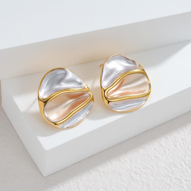 Ins Stainless Steel Irregular Pleated Contrast Color Stud Earrings for Women - Niche Design, Simple Commuting Accessory for Autumn and Winter.