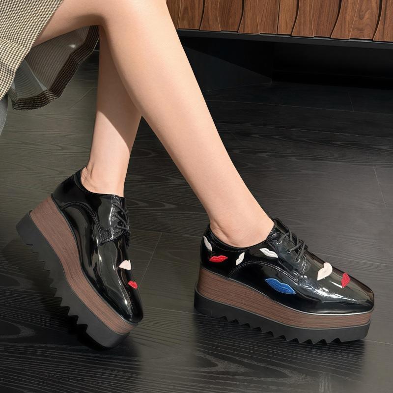 

Универсальные туфли-маффины на платформе Осень 2025 Новые Британский стиль Вышивка Лакированная кожа Клиновидный каблук Повседневные одинарные туфли HZB-689 39 чёрный