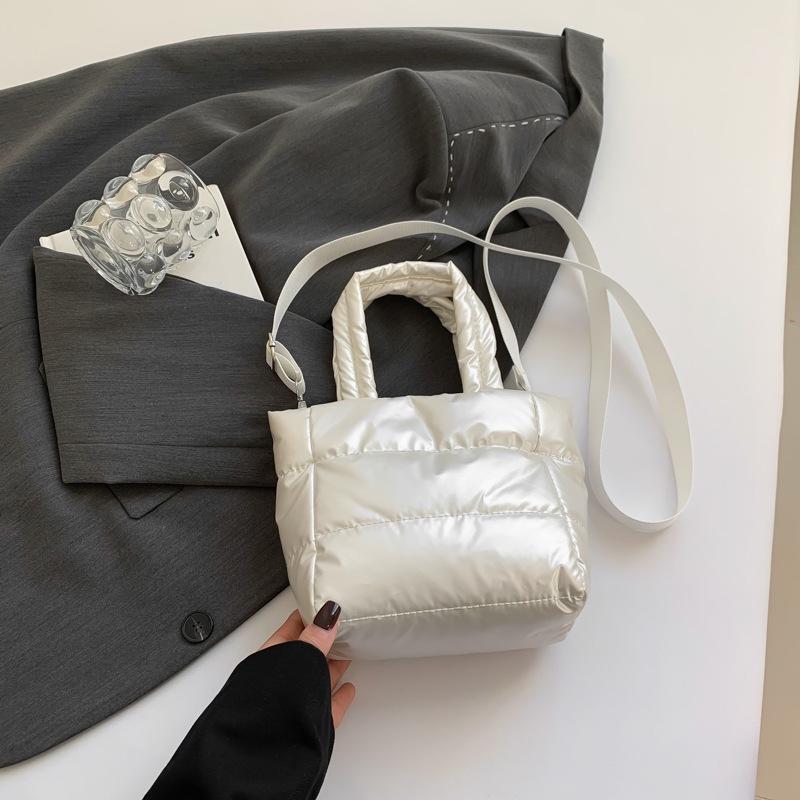 

2024 Женская повседневная модная сумка-ведро: Легкая куртка из пухового хлопка в стиле для осени/зимы, универсальная сумка-тоут и кроссбоди