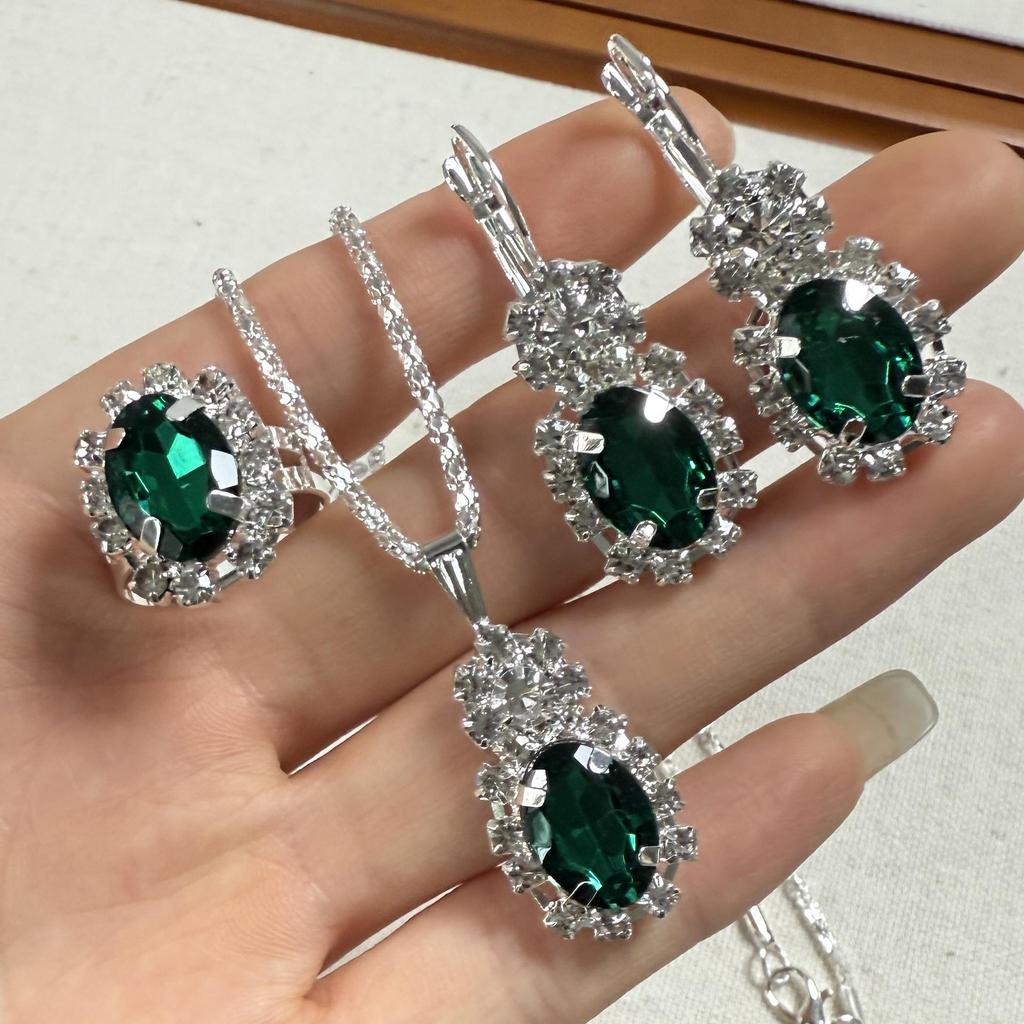 Europejski i Amerykański Zestaw Biżuterii w Kształcie Serca - Naszyjnik, Kolczyki i Pierścionek z Diamentową Zawieszką.