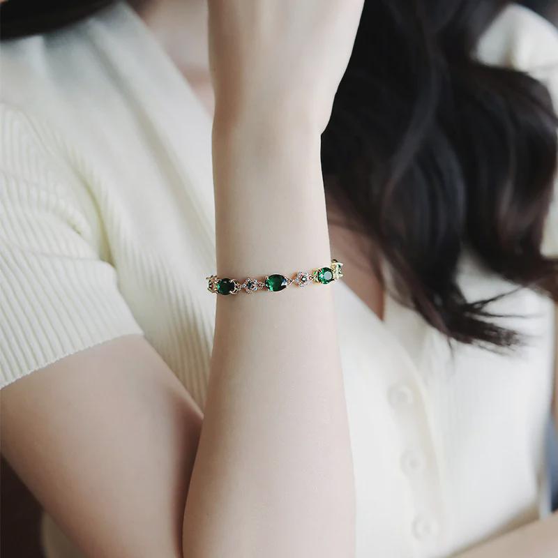 Armband mit roten und grünen Saphiren für Damen: Modisch, Einzigartig, Trendiges Zirkon-Design, Von Prominenten inspiriert, Eleganter Handschmuck