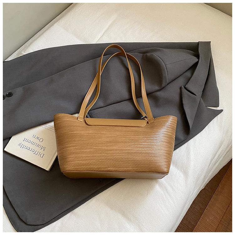 

Large capacity tote bag women s 2025 new retro fashion versatile French niche commuter shoulder bag