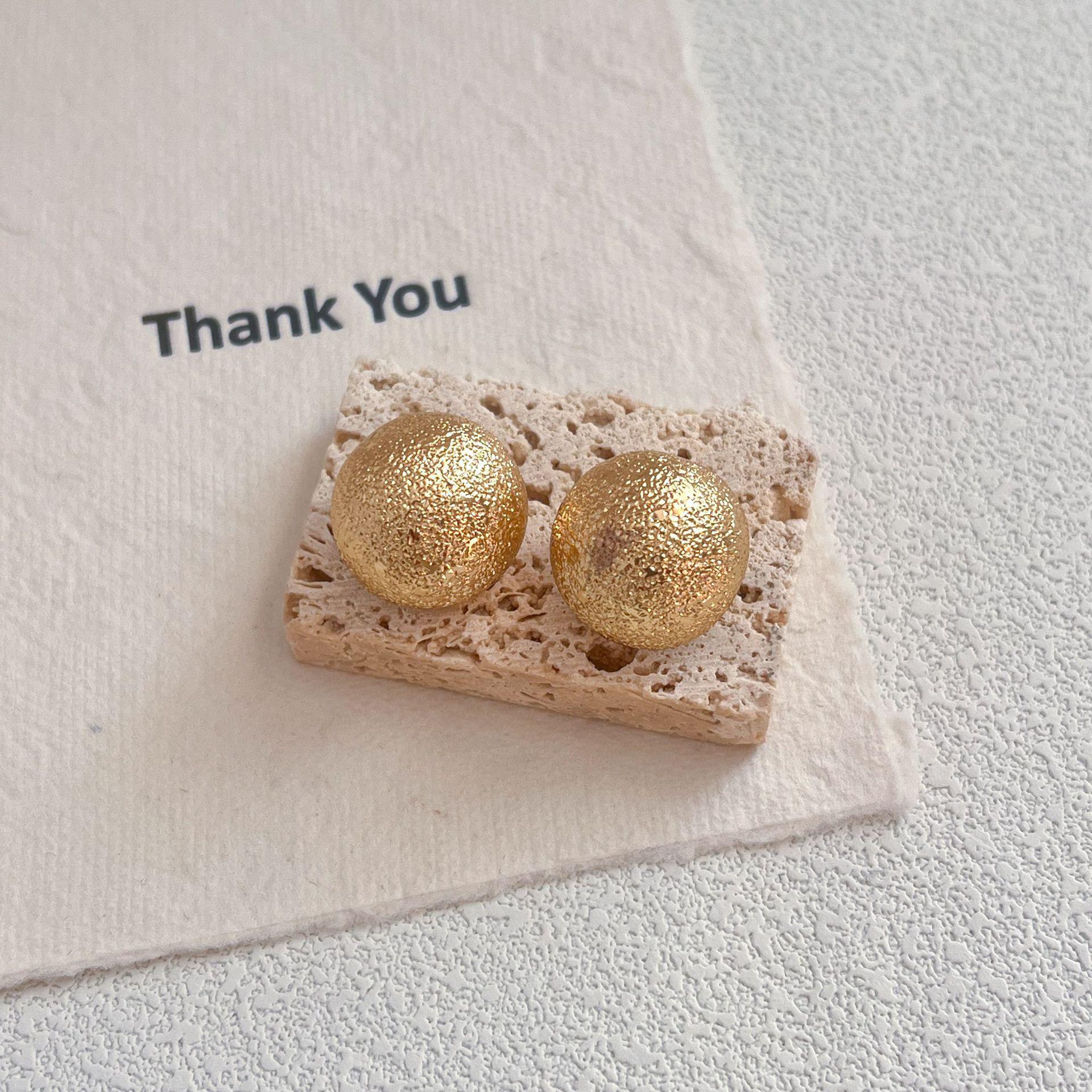 

Golden Bean Earrings: Women s Sand Gold Frosted Studs with Simple Niche Design for High-End Autumn/Winter Elegance. золотий