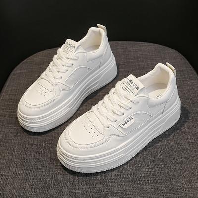 Sapatos baixos brancos de couro femininos 2025 primavera novos populares sapatos muffin sapatos femininos sola grossa aumento casual esportes tênis de plataforma
