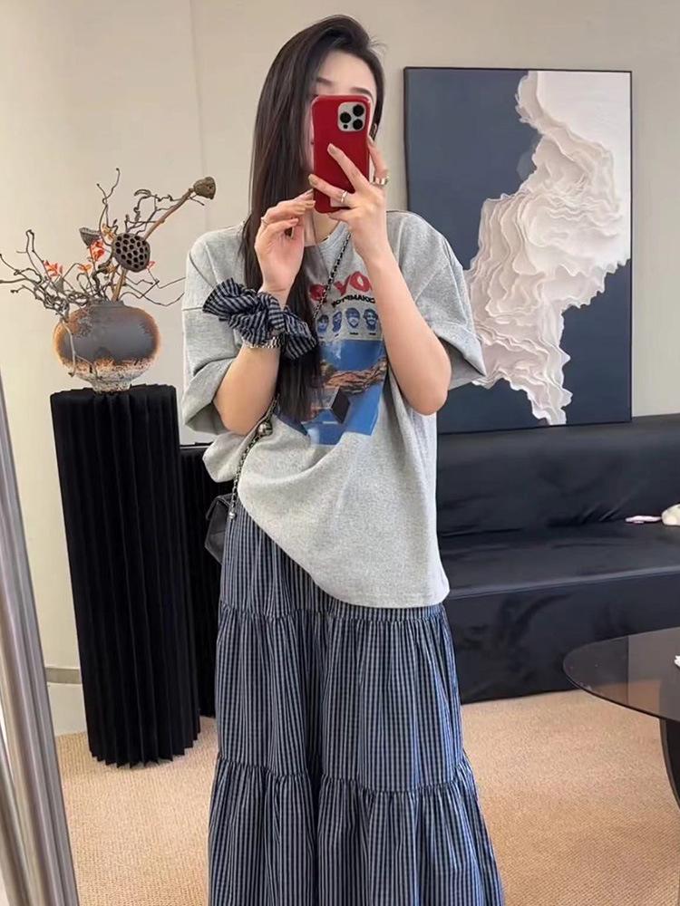 

Комплект футболка с принтом в корейском стиле, юбка миди и резинка для волос - Женская повседневная коллекция весна/лето 2025 L