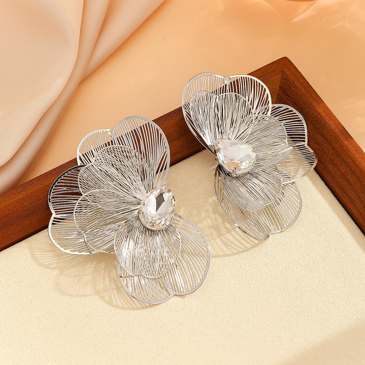 

Металлическая гравировка Бабочка Гусиные лапки Многослойное стекло Сверло Европейский и американский стиль Левые и правые женские серьги серебряный