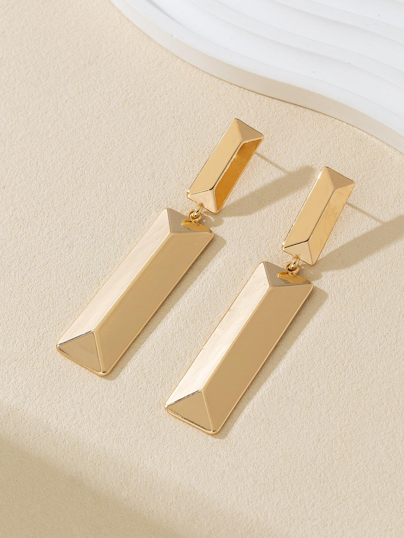 Geometric Metallic Stud Earrings - Trendy Rectangular Design for Women золотой
