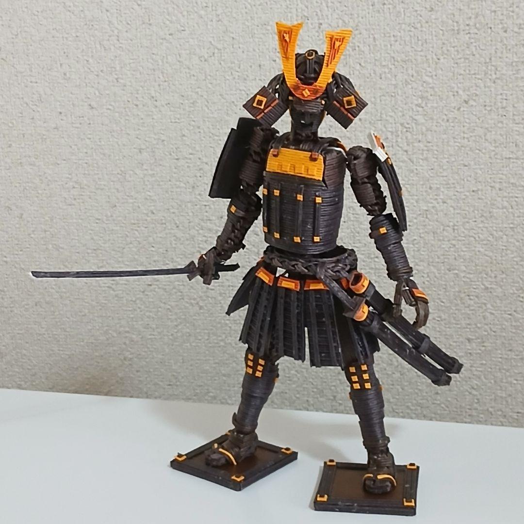 

[Б/У] Фигурка из крафт-ленты самурая в черном и оранжевом цвете с аксессуарами