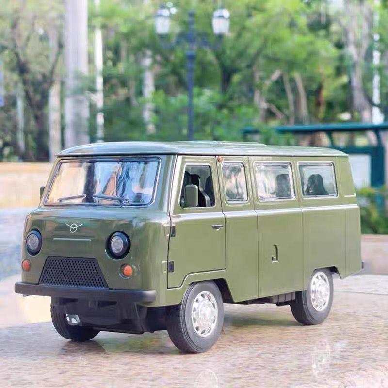 1/18 UAZ Traveler MPV Alloy Van Car Model Diecast Metal Off-road Vehicles Car Model Simulation Sound and Light Children Toy Gift