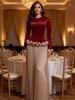 Elegantes Abendkleid mit hohem Bund, langen Ärmeln, Spitze und plissiertem Rüschenrock