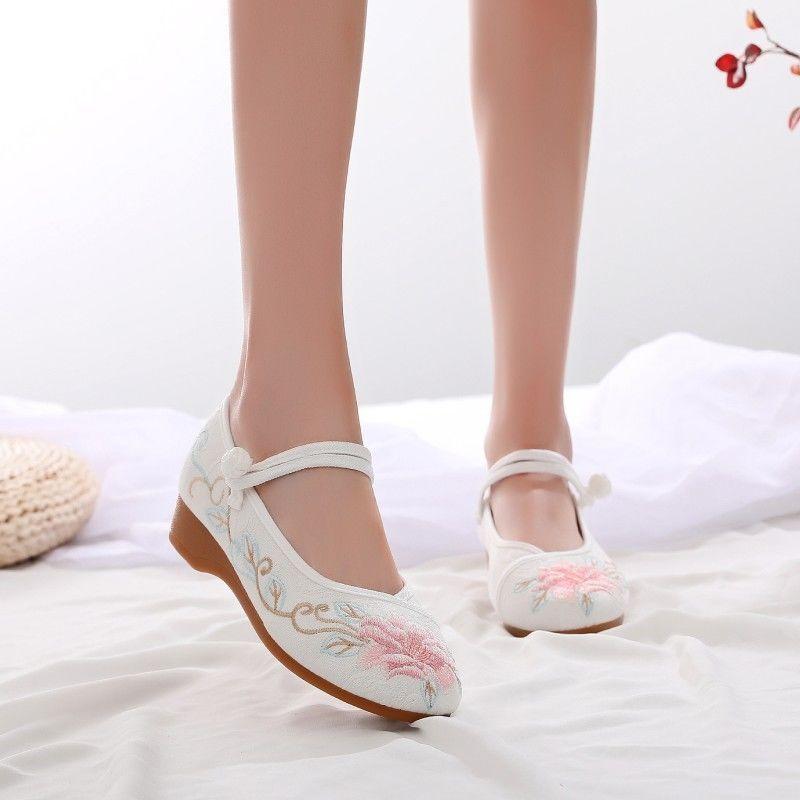 Women's Soft Soled Old Beijing Cloth Shoes Spring New Ethnic Style Embroidered Shoes Flat Dance Shoes Breathable Casual Shoes