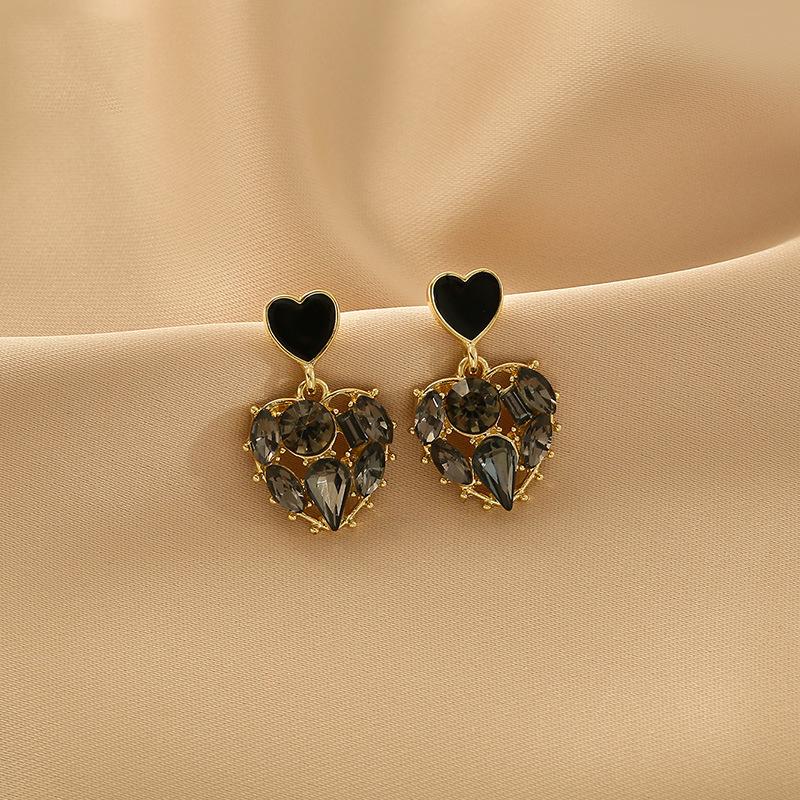 Boucles d'oreilles de luxe tendance 2024 accrocheuses pour femmes: Boucles d'oreilles à clous tendance et polyvalentes pour l'automne et l'hiver