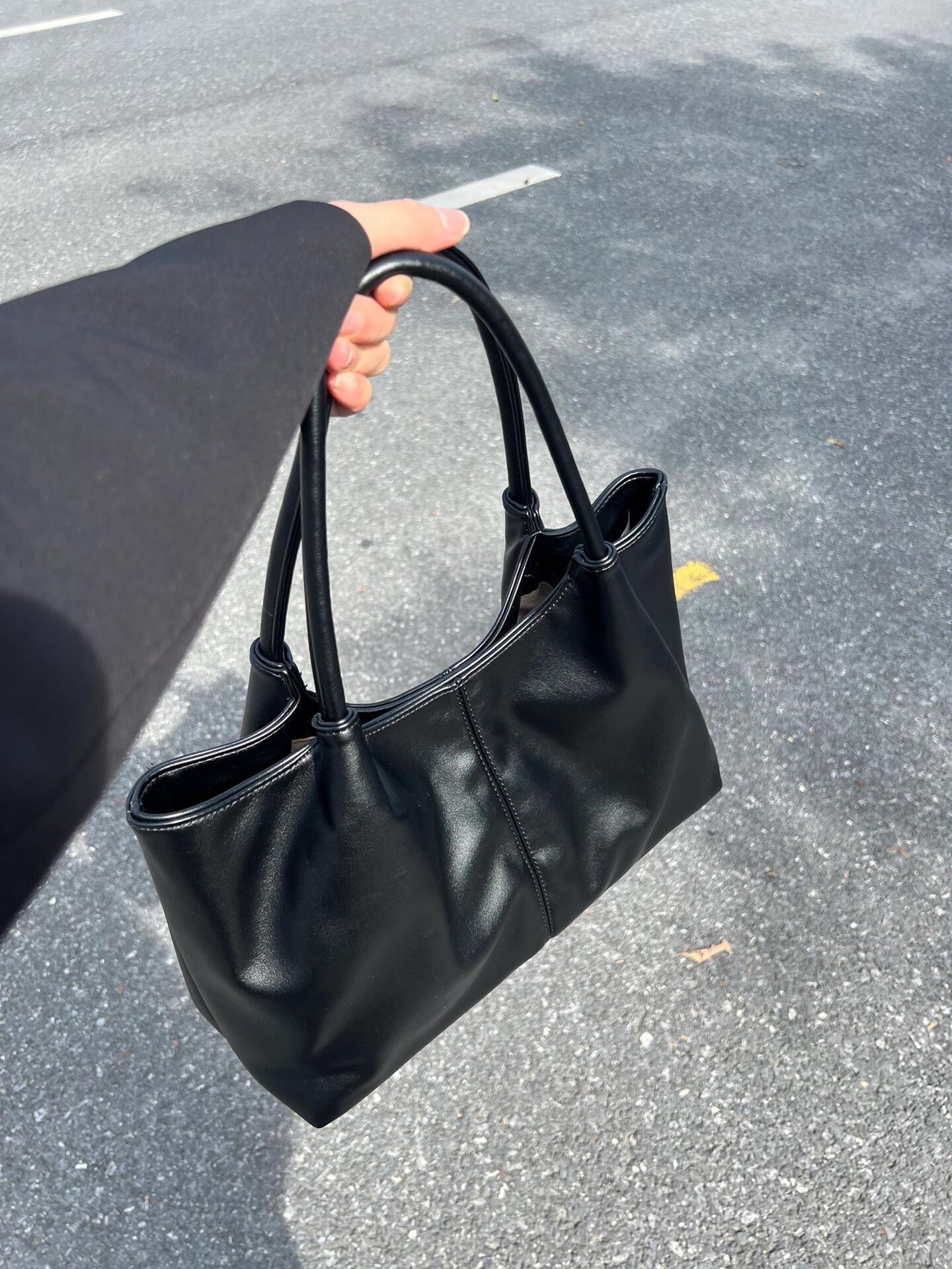 

This Season s Trendy Large-Capacity Tote Bag 2025: Popular Japanese & Korean Style for Daily Commute 24*35*14 cm