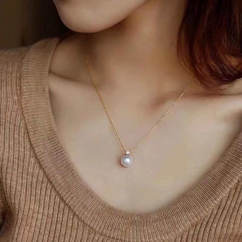 Retro Pearl Pendant Necklace with Four-Claw Design, 2026 Edition, Women's Light Luxury Jewelry