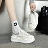Atmungsaktive dicksohlige McQueen kleine weiße Schuhe Damen 2025 neu beliebt Frühling und Herbst Nationalstil Freizeit Sport Muffin Board Schuhe