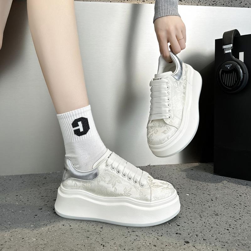 Atmungsaktive dicksohlige McQueen kleine weiße Schuhe Damen 2025 neu beliebt Frühling und Herbst Nationalstil Freizeit Sport Muffin Board Schuhe