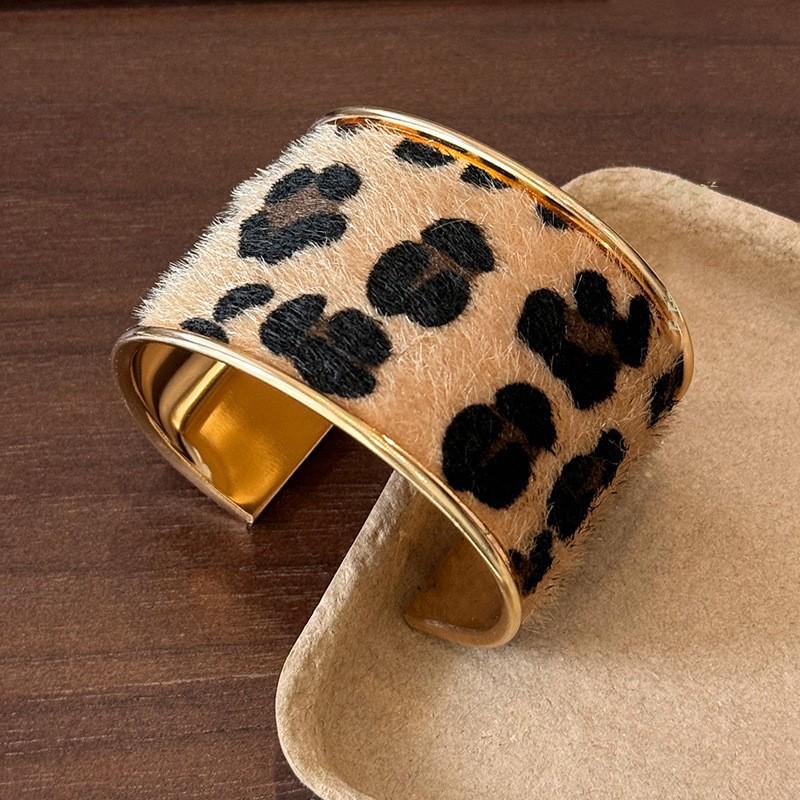 Irregular Round Shell Retro Court Style Bracelet - Light Luxury & High-End Women's Jewelry